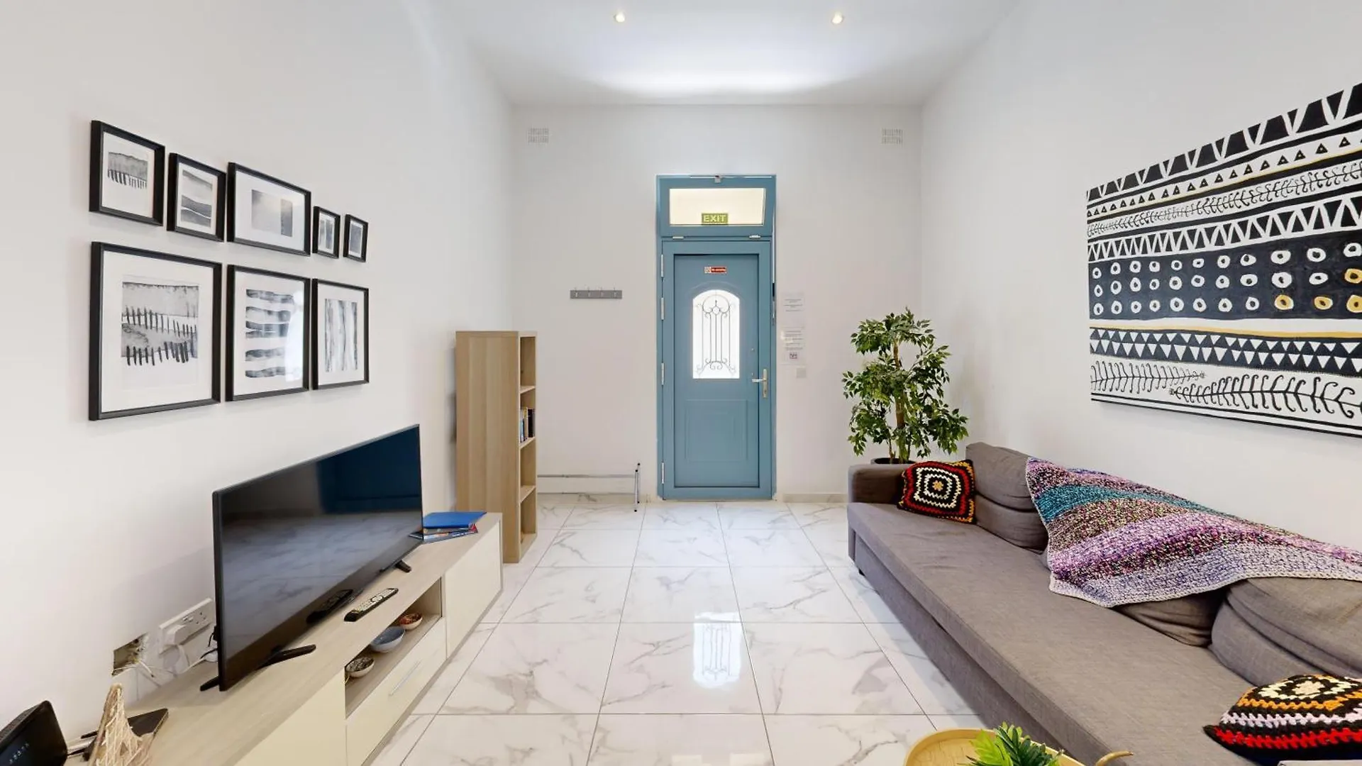 Cosy Seaside Apartment Steps Away From The Sea contacts